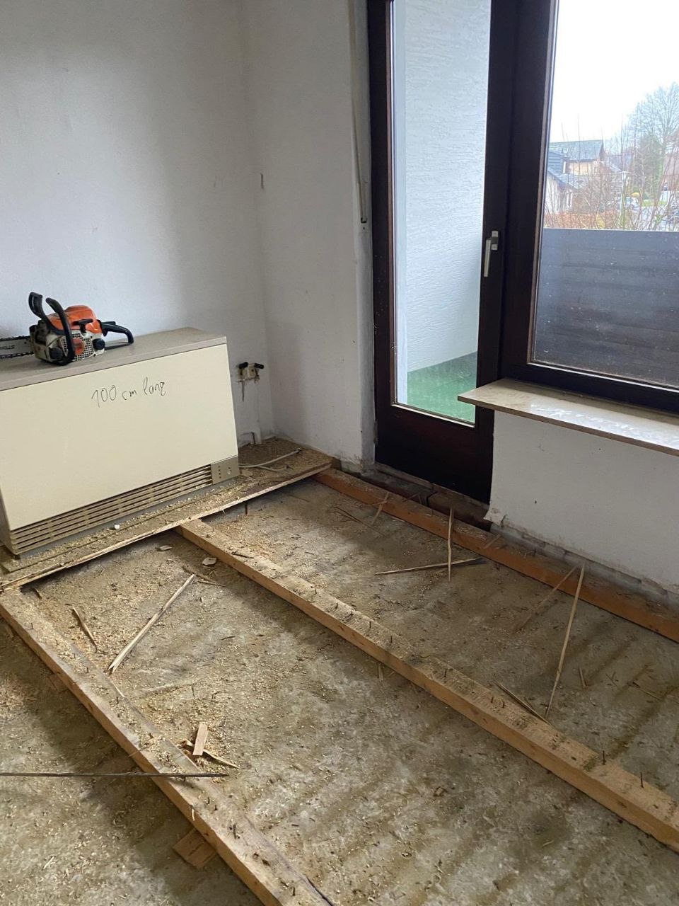 Boden bis auf die Balken zurückgebaut